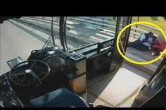 Οδηγός λεωφορείου σώζει γυναίκα με τάσεις αυτοκτονίας [Video]