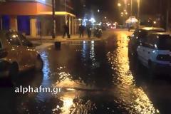ΣΥΜΒΑΙΝΕΙ ΤΩΡΑ: Μεγάλη πλημμύρα από βλάβη στην Καστοριά [Video]