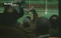 VIDEO - Το ποιόν του δημοσιογραφίσκου Πρετεντέρη .....Πετάει μπουκάλια