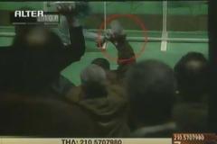 VIDEO - Το ποιόν του δημοσιογραφίσκου Πρετεντέρη .....Πετάει μπουκάλια