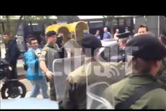 Έφυγαν από την πίσω πόρτα! Αποδοκίμασαν την τρόικα συγκεντρωμένοι στο υπουργείο Οικονομικών