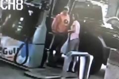Άνδρας σε βενζινάδικο βάζει κατά λάθος φωτιά στη σύζυγό του