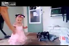 Απαράδεκτη μητέρα τρομάζει το μωρό της [video]