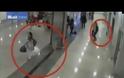 Συγκλονίζει το βίντεο με τη μητέρα που προσπάθησε να πουλήσει το παιδί της για 360 ευρώ στην Τουρκία (Vid)