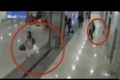 Συγκλονίζει το βίντεο με τη μητέρα που προσπάθησε να πουλήσει το παιδί της για 360 ευρώ στην Τουρκία (Vid)