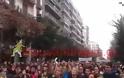 Δικά μας είναι τα βουνά φωνάζουν άτομα κάθε ηλικίας στην πορεία ενάντια στα μεταλλεία χρυσού στη Χαλκιδική αυτήν την ώρα στη Θεσσαλονίκη