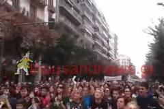 Δικά μας είναι τα βουνά φωνάζουν άτομα κάθε ηλικίας στην πορεία ενάντια στα μεταλλεία χρυσού στη Χαλκιδική αυτήν την ώρα στη Θεσσαλονίκη