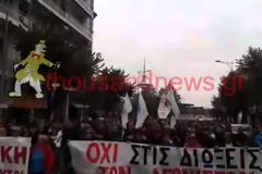 Δικά μας είναι τα βουνά φωνάζουν άτομα κάθε ηλικίας στην πορεία ενάντια στα μεταλλεία χρυσού στη Χαλκιδική αυτήν την ώρα στη Θεσσαλονίκη