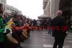Δικά μας είναι τα βουνά φωνάζουν άτομα κάθε ηλικίας στην πορεία ενάντια στα μεταλλεία χρυσού στη Χαλκιδική αυτήν την ώρα στη Θεσσαλονίκη