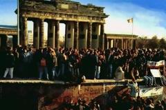 9 Νοεμβρίου 1989 - Η πτώση του τείχους στο Βερολίνο και το «λάθος» που άλλαξε την ιστορία! (φωτό - βίντεο)