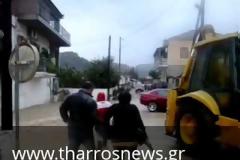 Αυτοκίνητα παρέσυρε το ρέμα της Θουρίας – Τεράστια προβλήματα από την κακοκαιρία [video]
