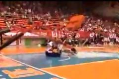 Έπεσε μαζί με τη μπασκέτα! [video]