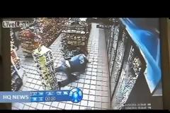 Υπάλληλος βενζινάδικου τα βάζει με ένοπλο ληστή [video]