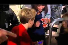 Η Jennifer Lawrence διακόπτει συνέντευξη για να μιλήσει σε ένα κορίτσι σε αναπηρικό καρότσι!
