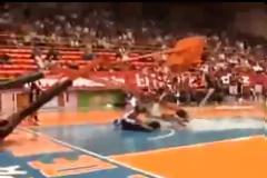 Είπε να καρφώσει και τον...πλάκωσε η μπασκέτα!