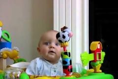 Τι κάνει ένα μωρό όταν η μαμά φυσάει τη μύτη της; Ξεκαρδιστικό βίντεο