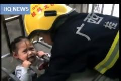 ΣΟΚ: 3χρονο κοριτσάκι κρεμασμένο από τον τέταρτο όροφο