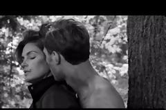 H 47χρονη Cindy Crawford φωτογραφίζεται topless