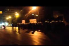 ΤΩΡΑ: Δυνάμεις των ΜΑΤ κρατούν τους αντιεξουσιαστές στην Εγνατία
