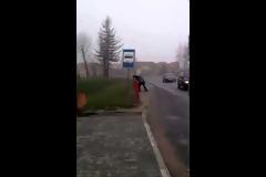Μεθυσμένος πεζός εναντίον οδηγού [Video]