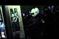 Εισβολή της Αστυνομίας σε καφενείο στα Εξάρχεια - Προσπαθούν να γκρεμίσουν την πόρτα, εκτοξεύουν χειροβομβίδες κρότου-λάμψης