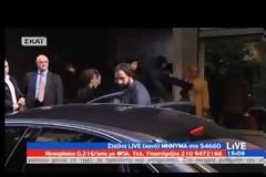 «Καλά» λέει ο Βρούτσης για τις συζητήσεις με την Τρόικα, «καλάμια» του φωνάζει μία περαστική