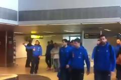 To video από την άφιξη της Εθνικής μας στο Βουκουρέστι