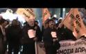 Με συνθήματα υποδέχτηκαν τον Υφυπουργό Μεταφορών Μιχάλη Παπαδόπουλο, εκπαιδευτικοί που έχουν τεθεί σε διαθεσιμότητα