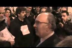 Με συνθήματα υποδέχτηκαν τον Υφυπουργό Μεταφορών Μιχάλη Παπαδόπουλο, εκπαιδευτικοί που έχουν τεθεί σε διαθεσιμότητα