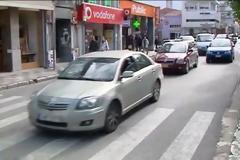Κολωνάκια SOS στην πλατεία πάρκου [video]