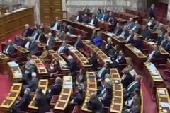 Oργισμένοι οι πολίτες για τις βουλευτικές αποζημιώσεις [video]