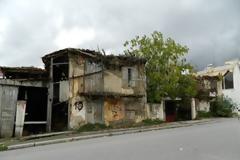 60 ετοιμόρροπα κτίρια στην Τρίπολη - Κίνδυνος για οδηγούς και περαστικούς [video]