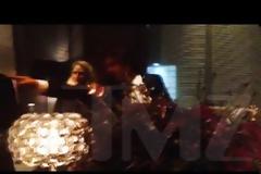Kόντεψε να πλακώσει στο ξύλο θαυμαστή του ο Sean Penn [video]