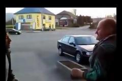 Τρελά μπουνίδια από δυο τζόβενα...[video]