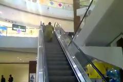 Επικό FAIL σε κυλιόμενες σκάλες