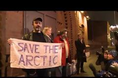 Στιγμές από την απελευθέρωση με εγγύηση των Arctic 30 (video)