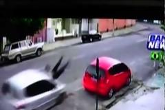Απίστευτο ατύχημα: Η γυναίκα είχε...Άγιο! [video]