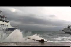 Πάτρα: Καράβια βγήκαν στη... στεριά στο Ρίο! - Κάδος απορριμμάτων εκτινάχθηκε στη μέση της εθνικής οδού - Δείτε φωτο-video