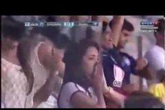 Η οπαδός που… βγήκε από τα ρούχα της! [video]