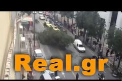 Δέντρο 30 μέτρων έπεσε πάνω σε αυτοκίνητο στη Σταδίου! - Aπό θαύμα γλίτωσε μοτοσικλετιστής