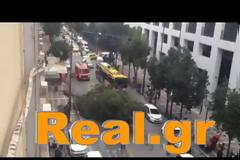 Δέντρο 30 μέτρων έπεσε πάνω σε αυτοκίνητο στη Σταδίου! - Aπό θαύμα γλίτωσε μοτοσικλετιστής