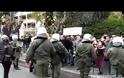 Ανδρας των ΜΑΤ ψέκασε με χημικά τους σχολικούς φύλακες από μόνος του -«Τι κάνεις ρε μ.....», του φώναξε ο επικεφαλή