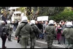 Ανδρας των ΜΑΤ ψέκασε με χημικά τους σχολικούς φύλακες από μόνος του -«Τι κάνεις ρε μ.....», του φώναξε ο επικεφαλή