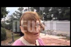 Τρέχουν και μαζεύουν τα ξεριζωμένα δέντρα για να τα κάψουν να ζεσταθούν