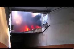 Δείτε VIDEO και ΦΩΤΟ από τη φωτιά που ξέσπασε σε αποθήκη στην Γιαννιτσών
