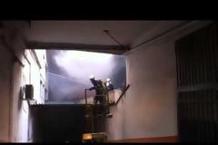 VIDEO και ΦΩΤΟ από τη φωτιά που ξέσπασε σε αποθήκη στην Γιαννιτσών
