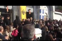 Λαοθάλασσα στην κηδεία της 13χρονης Σάρας - Την αποχαιρέτησαν με χειροκροτήματα
