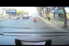 Καροτσάκι με μωρό τρέχει μόνο του μέσα στην κίνηση [video]