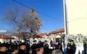 Τυλιγμένο με την Ελληνική σημαία το φέρετρο στην κηδεία του 43χρονου αστυνομικού Ηλία Κωστένη [video]