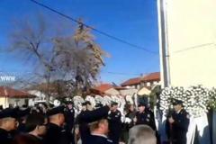 Τυλιγμένο με την Ελληνική σημαία το φέρετρο στην κηδεία του 43χρονου αστυνομικού Ηλία Κωστένη [video]